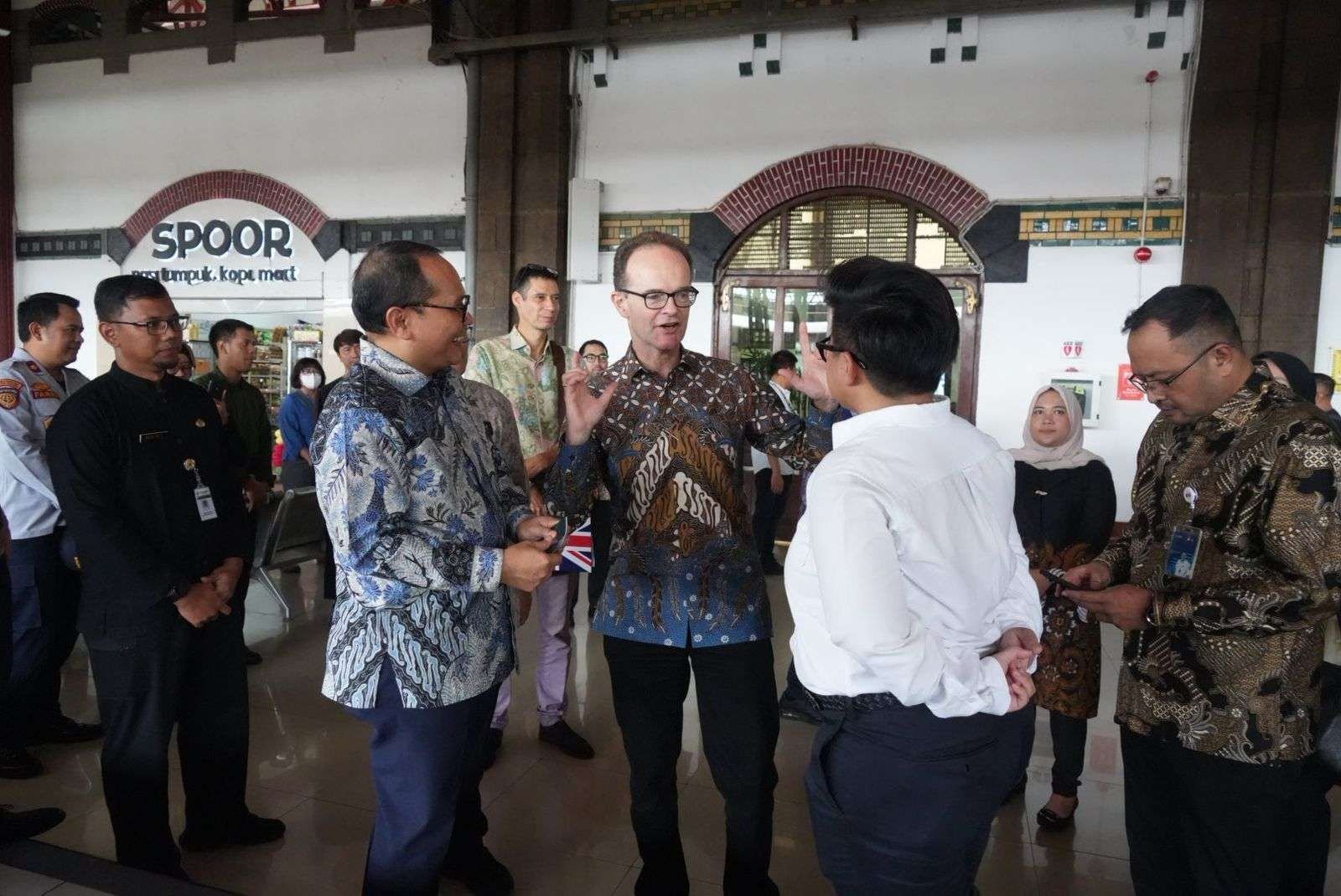 Dubes Inggris Singgah ke Stasiun Tawang, Bahas Transportasi Hijau Dubes Inggris Singgah ke Stasiun Tawang, Bahas Transportasi Hijau