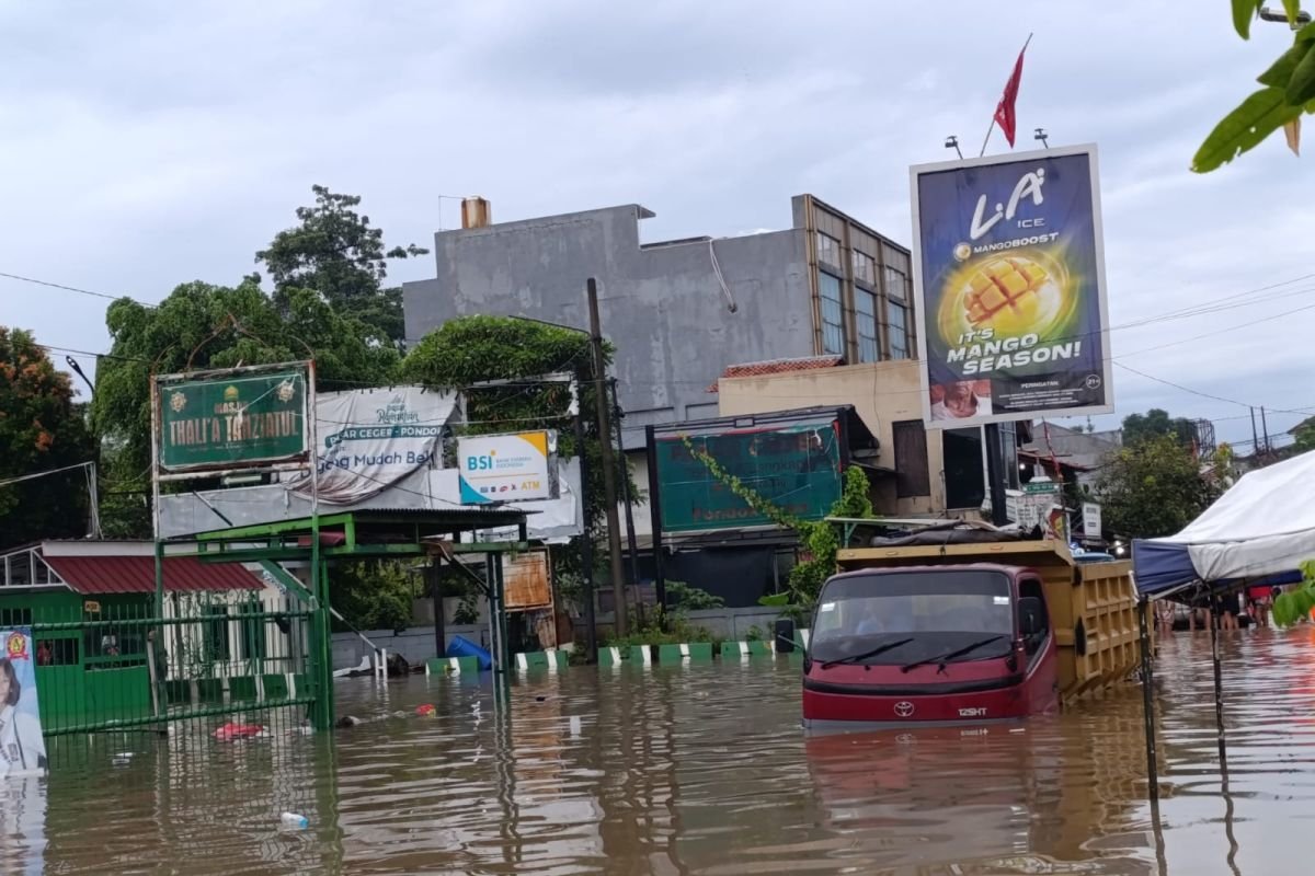 Tangsel Dilanda Banjir 1,5 Meter dan Longsor, Evakuasi Warga Dilakukan