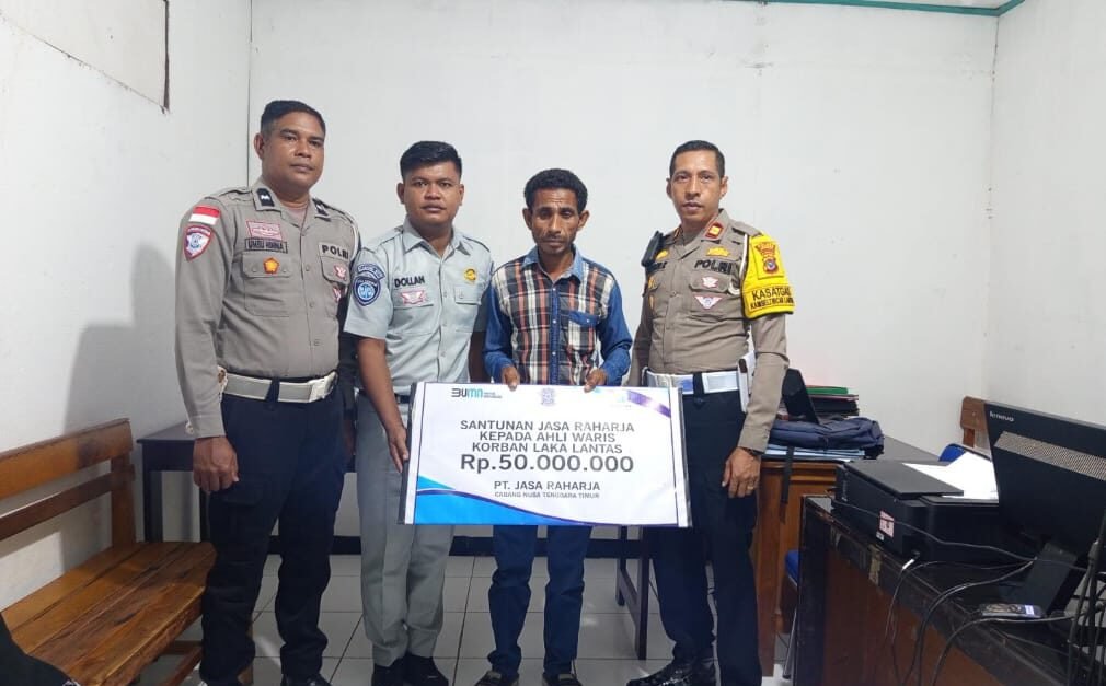 Gerak Cepat Jasa Raharja Lembata Serahkan Santunan Korban Kecelakaan di Jalan Trans Nagawutung