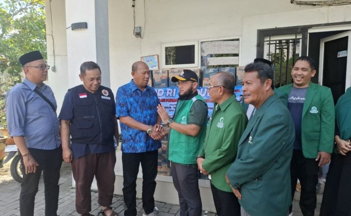 Anggota DPD Serahkan Bantuan bagi Korban Banjir di Langkat, Sumut