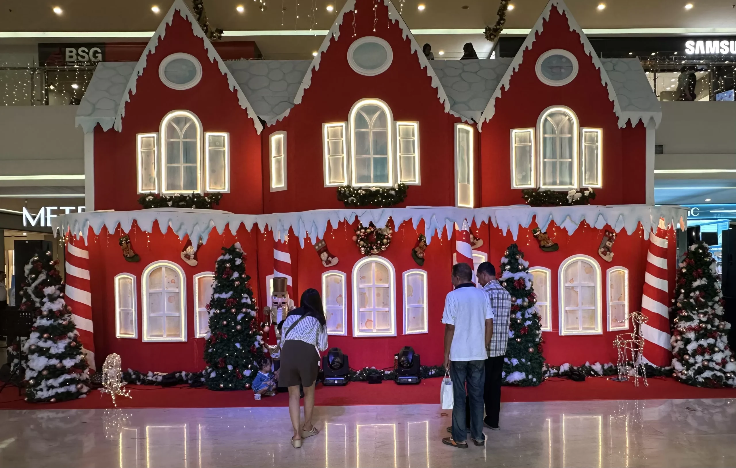 Dekorasi Natal Mewah di Mal Jadi Spot Foto Favorit Pengunjung Selama Libur Akhir Tahun