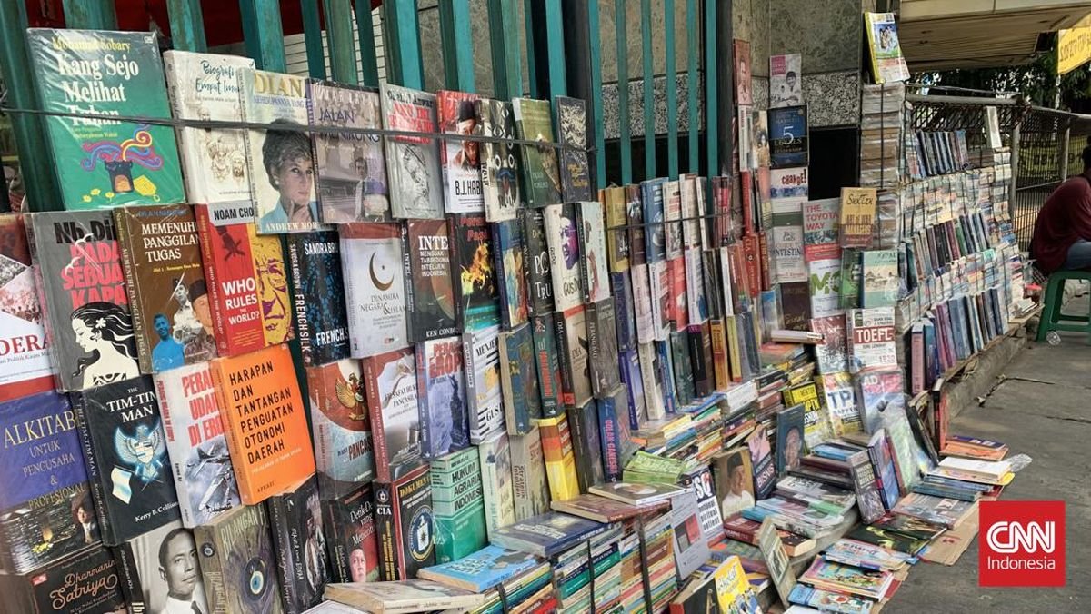 Viral! Seorang Bapak Diam-diam Bantu Remaja Penjual Buku, Aksi Ini Bikin Haru