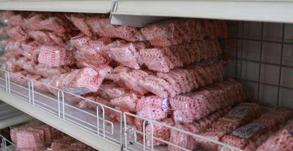 Viral! Single Mom Jualan Kerupuk Pink Pakai Motor Besar Bermotif Hello Kitty