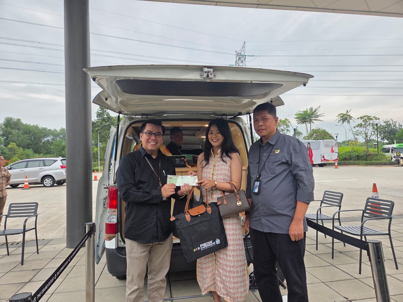 Permudah Masyarakat Bayar Pajak, Tim Pembina Samsat Karawang Hadirkan Layanan Samsat Malam Hari (Sakamar)