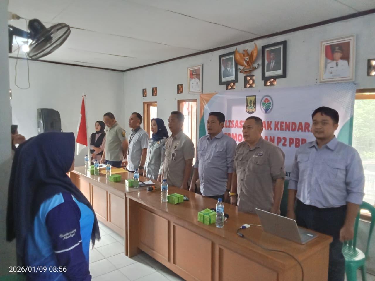 Tim Pembina Samsat Pelabuhanratu Bersama Aparatur Kecamatan Warungkiara Sosialisasikan PKB di Desa Bantar Kalong