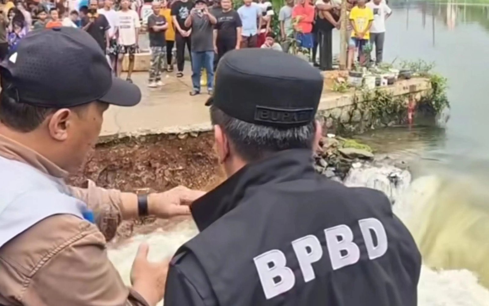 Pemkab Karawang Gerak Cepat Tangani Tanggul Kalimalang Jebol Pakai Bronjong