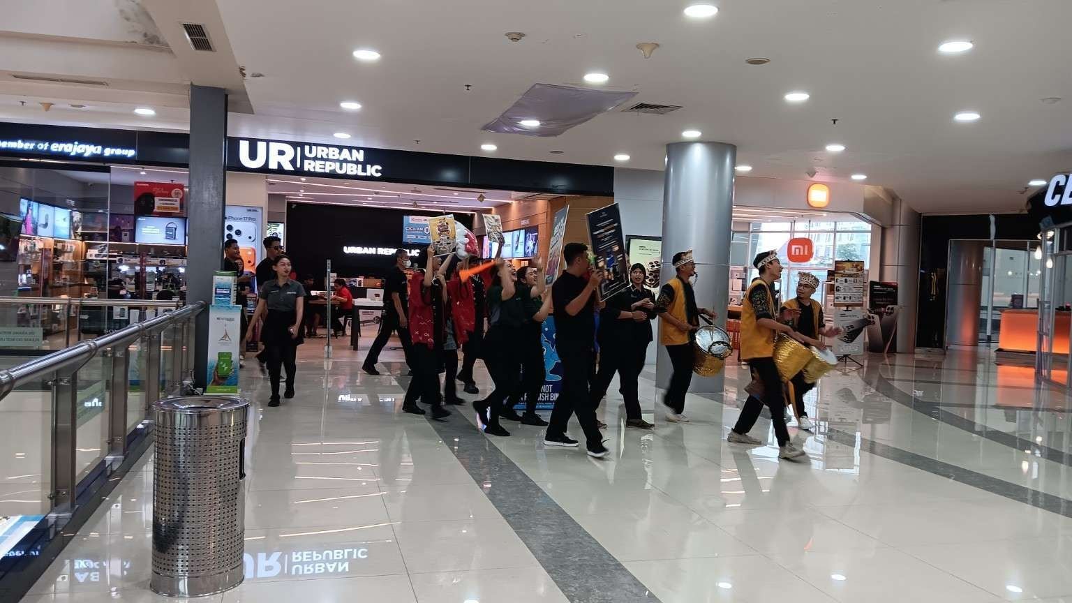 Atraksi Seru! Petugas Margo City Beri Kejutan Hiburan di Malam Pergantian Tahun