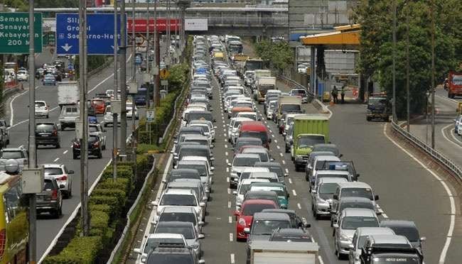 Tol Keluar Jakarta Macet Parah Jelang Libur Long Weekend