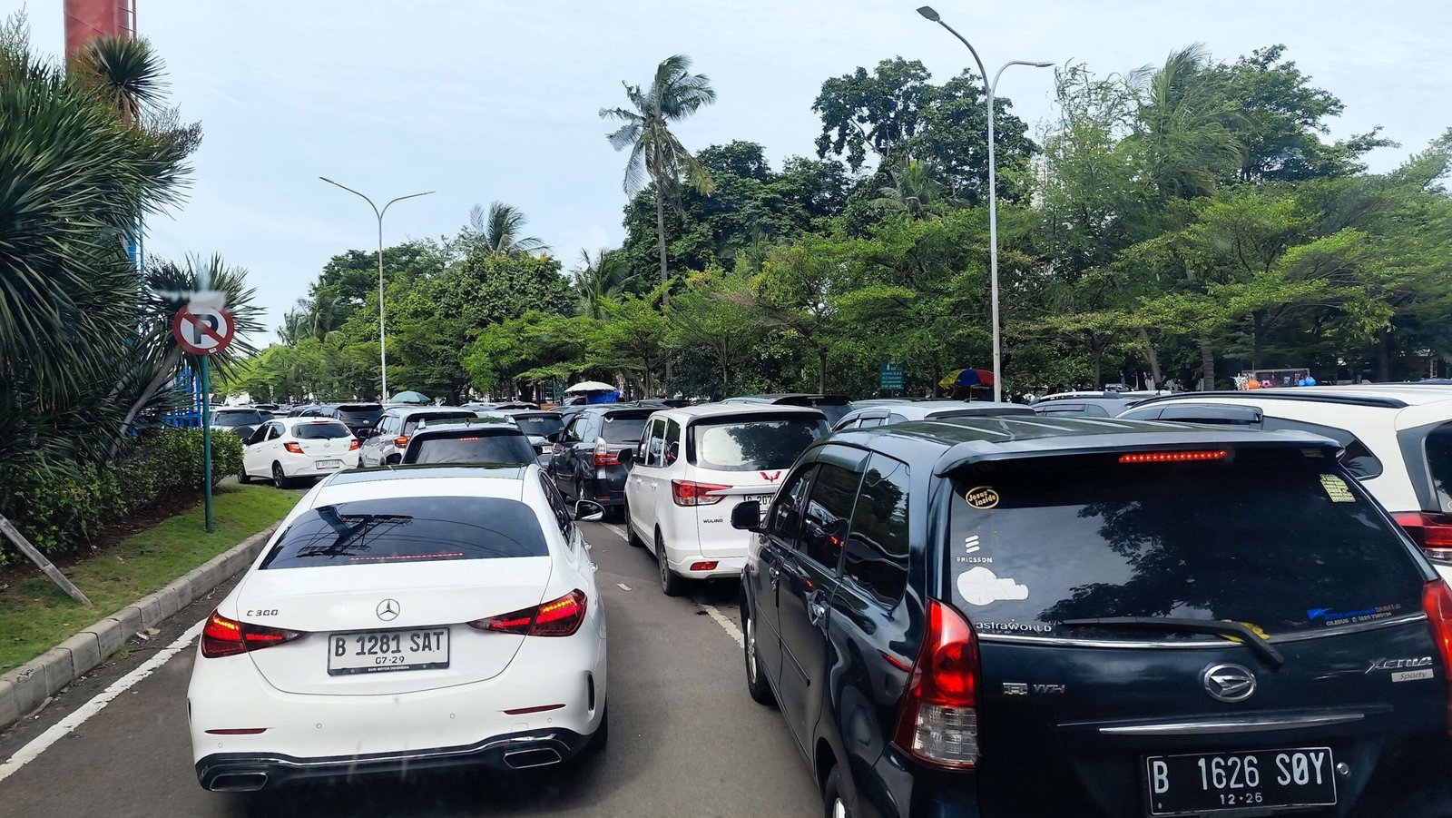 Libur Tahun Baru, Ribuan Wisatawan Padati Ancol Hingga Antrean Kendaraan Mengular