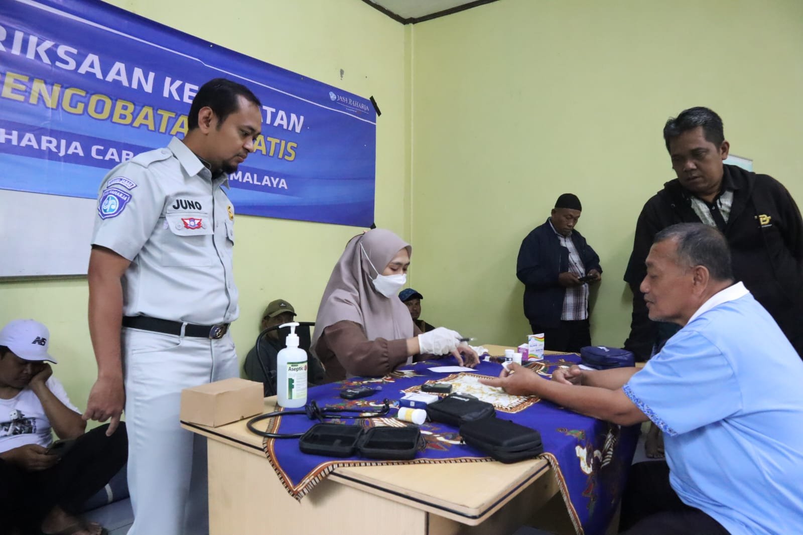 Jasa Raharja Cabang Tasikmalaya Laksanakan Pemeriksaan Kesehatan dan Pengobatan Gratis di PO Doa Ibu
