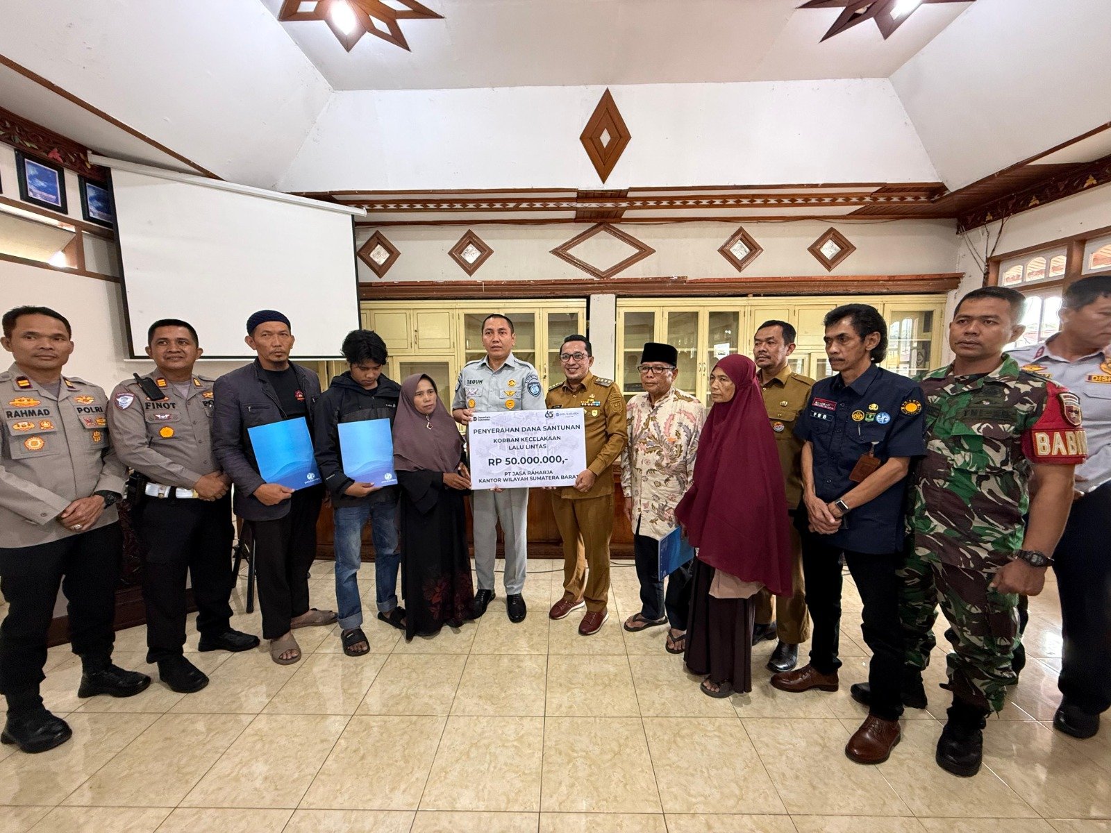 Jasa Raharja Sumbar Serahkan Santunan Kurang dari 24 Jam kepada Ahli Waris Korban Laka Lantas di Panyalaian Bersama Bupati Tanah Datar