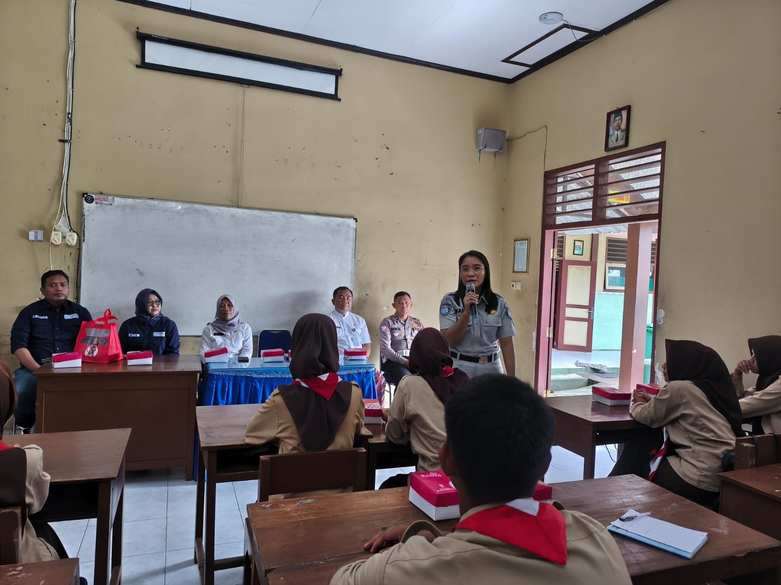 Jasa Raharja Sukoharjo dan Tim Pembina Samsat Sukoharjo Edukasi Kepatuhan Pajak di SMKN 6 Sukoharjo