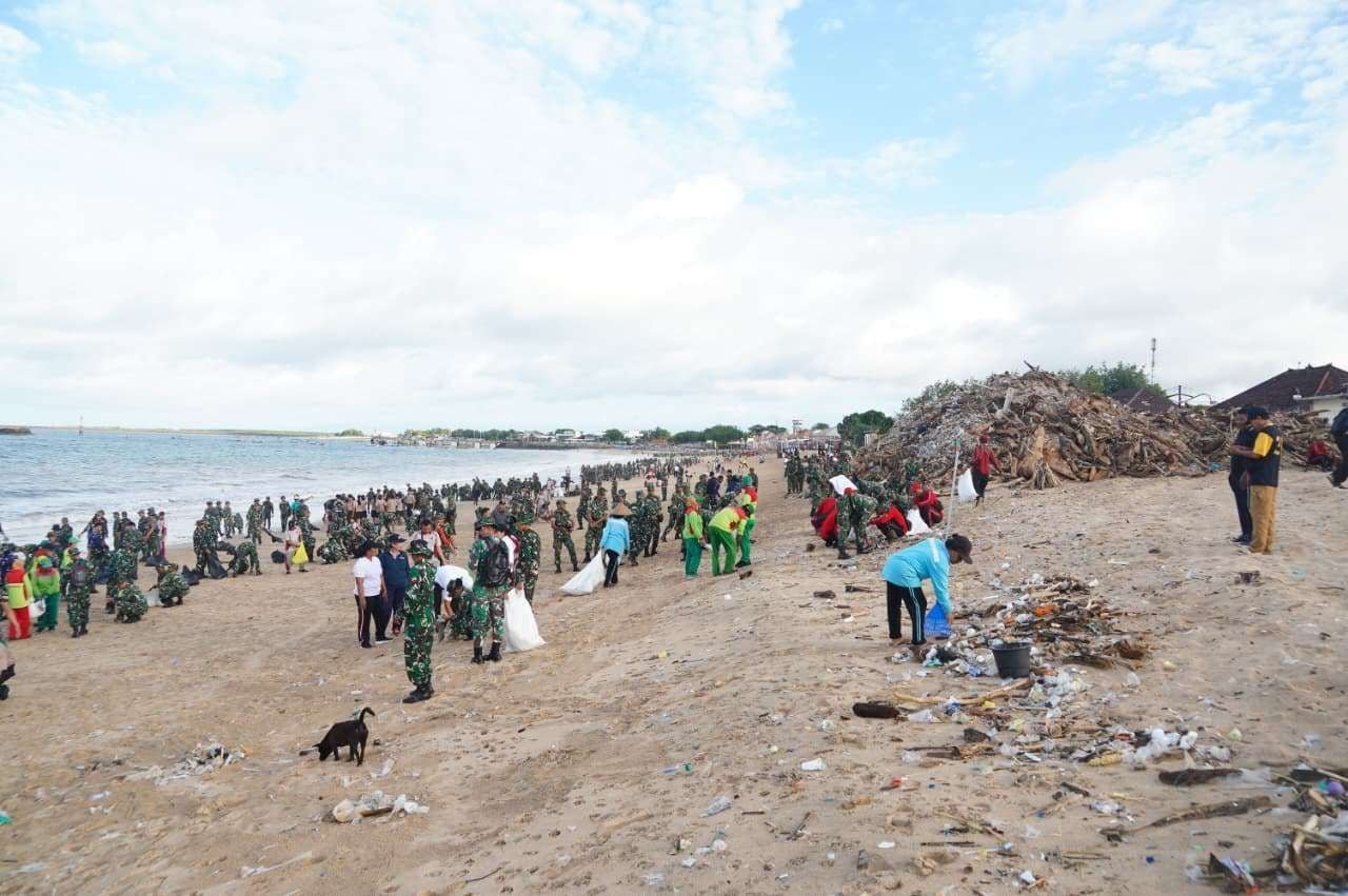 Kodam IX/Udayana Kerahkan Personel Bersihkan Kawasan Pantai Kedonganan dan Kuta
