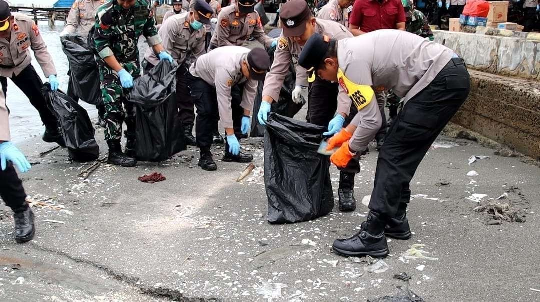 Polres Kepulauan Seribu Gelar Gerakan Indonesia Asri di Ancol & Pesisir