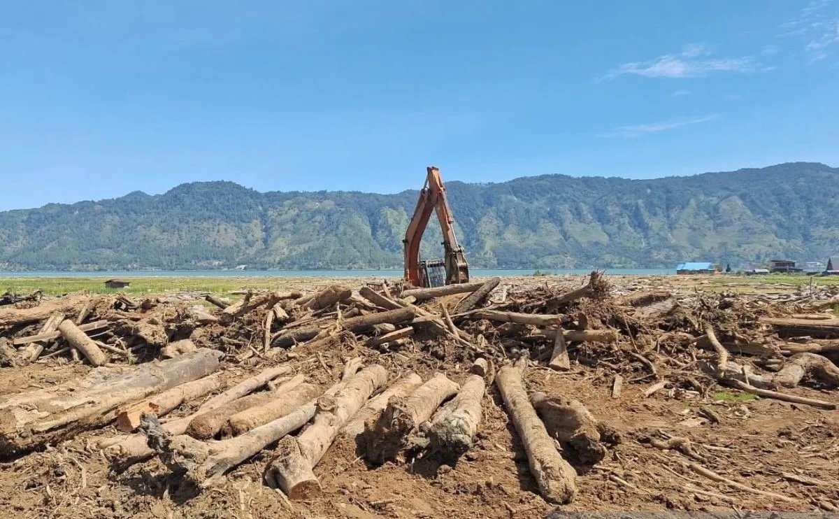 BNPB Intensifkan Pembersihan Kayu dan Lumpur di Lahan Pertanian Aceh