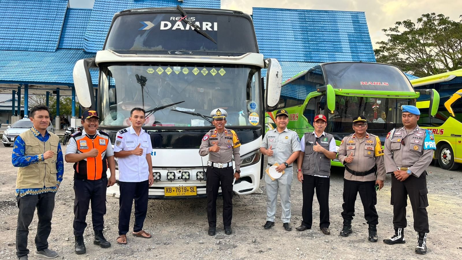 Jasa Raharja Bersama Stakeholder Laksanakan Rampcheck dan Pemasangan Stiker Keselamatan di Terminal Sidomulyo Kabupaten Melawi
