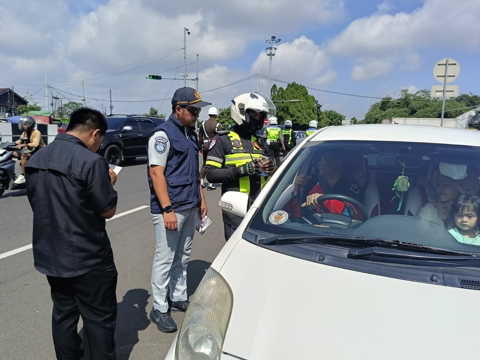 Tingkatkan Kepatuhan dan Keselamatan Berlalu Lintas, Jasa Raharja Bogor melaksanakan Operasi Gabungan dan Pengobatan Gratis di Simpang Sentul Kabupaten Bogor