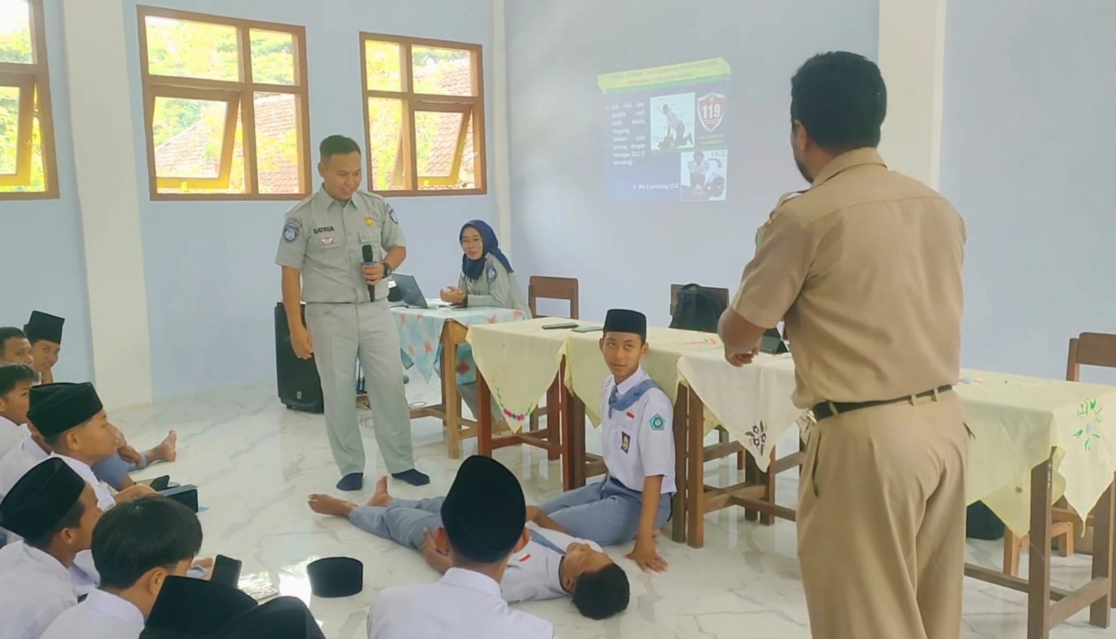 Jasa Raharja Cabang Pati Bekali SMK Annuroniyah Rembang Program PPKL dan Pelatihan PPGD