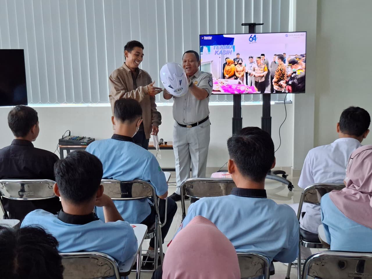 PJ Samsat Bangil Laksanakan Giat Safety Riding di PT Mayora Indah Tbk Sosialisasikan Keselamatan Berkendara