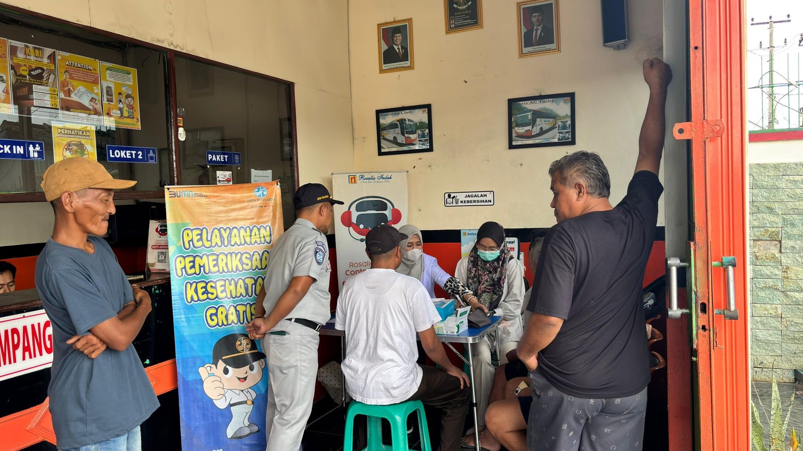 Jasa Raharja Cabang Kotabumi Hadirkan Layanan Pemeriksaan Kesehatan Gratis Bagi Penumpang dan Kru Bus PO Rosalia Indah