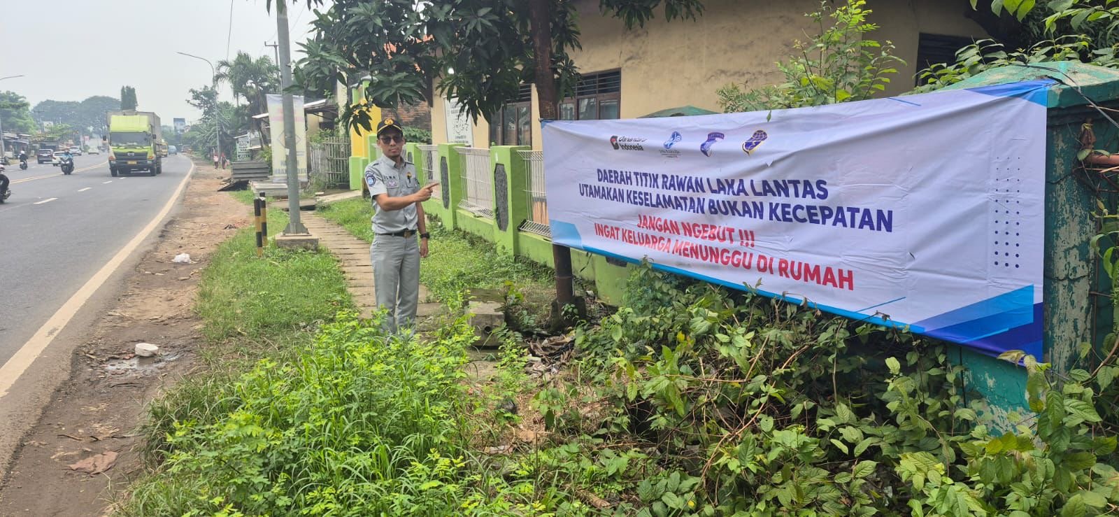 Jasa Raharja Karawang Intensifkan Upaya Preventif Melalui Pemasangan Spanduk Keselamatan