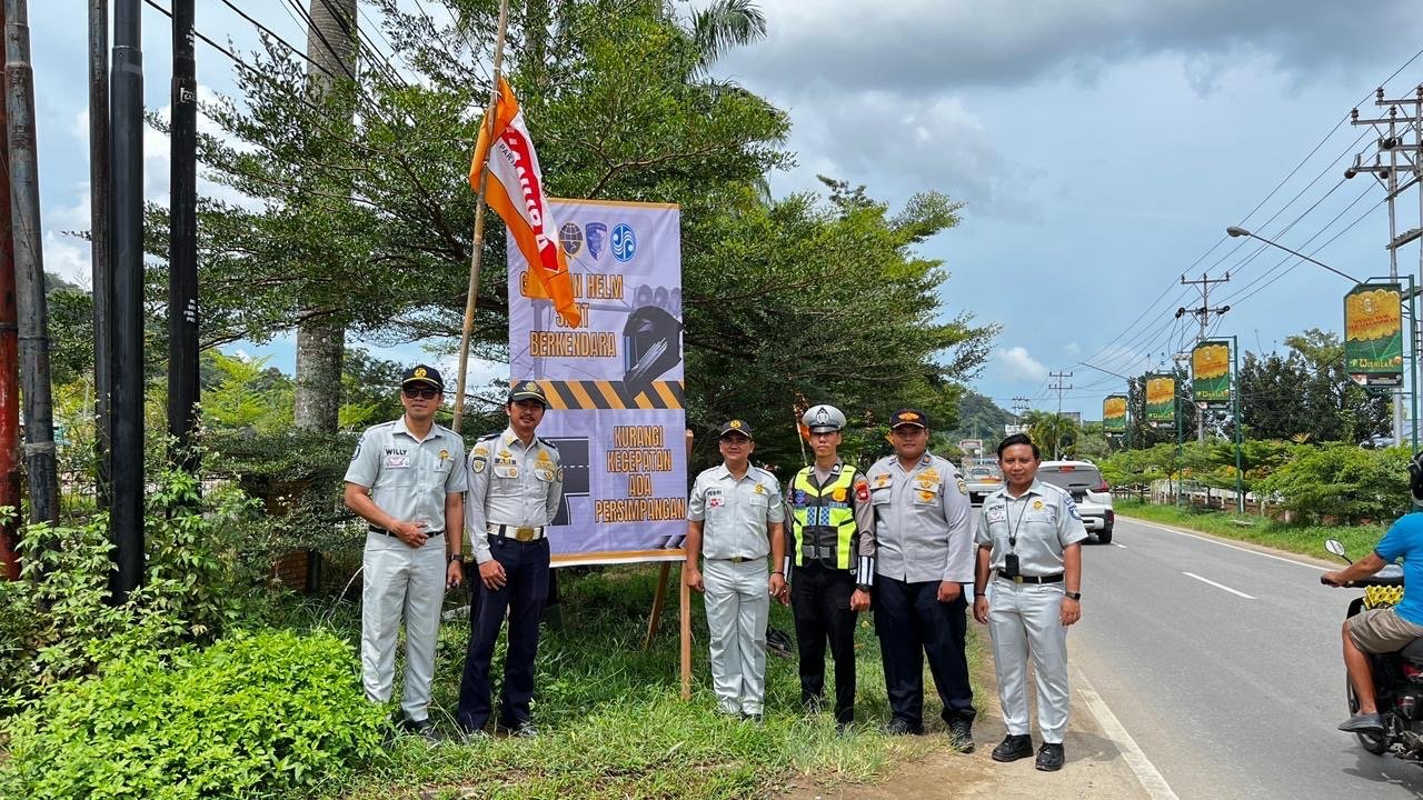Cegah Kecelakaan Lalu Lintas Akibat Pelanggaran, Jasa Raharja Bersama Satlantas dan Dishub Pasang Spanduk Himbauan Keselamatan di Kota Singkawang