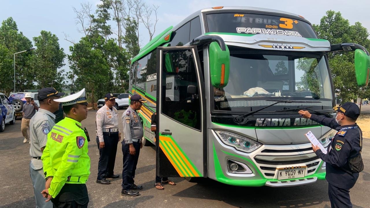 Pastikan Mudik Aman, Jasa Raharja Bersama Instansi Terkait Gelar Rampcheck dan Pemeriksaan Kesehatan Gratis di Check Point Ruas Tol Cipali Km 81 Purwakarta