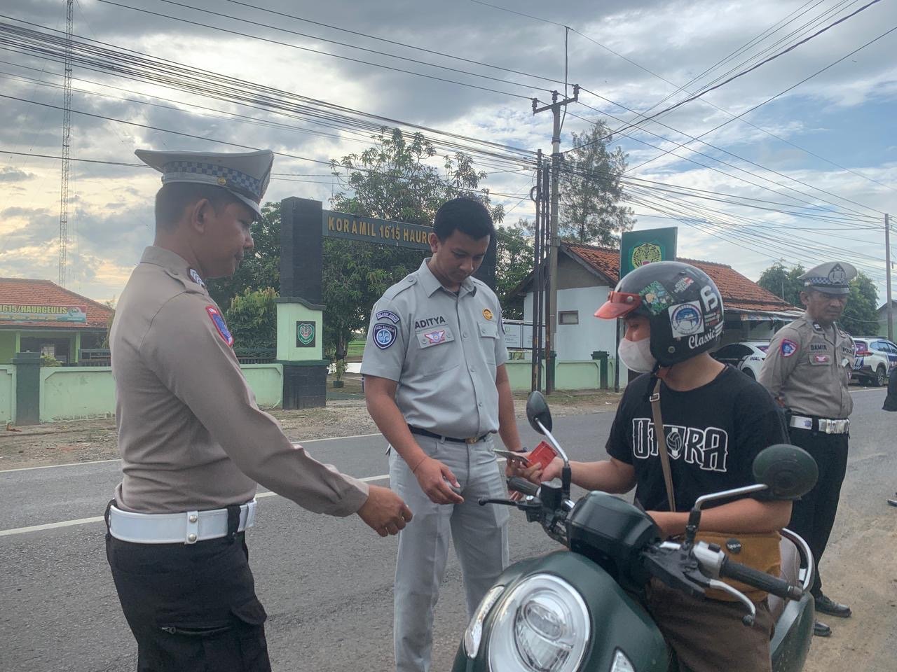 Samsat Induk Haurgeulis Masifkan Edukasi Kepatuhan Pajak dan Keselamatan Berkendara Melalui Operasi KTMDU