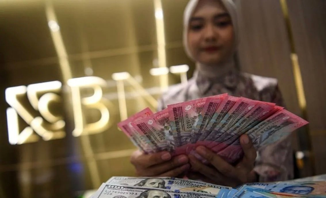 Rupiah Melemah Terhadap Dolar AS Hari Ini Akibat Eskalasi Konflik Iran-Israel