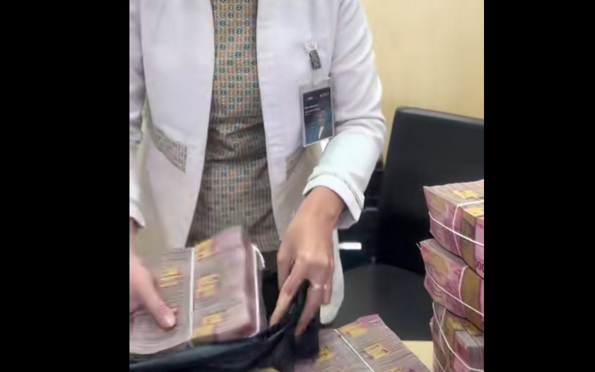 Viral! Aksi Pria Tarik Tunai Rp1,8 Miliar Hanya Pakai Kantong Kresek