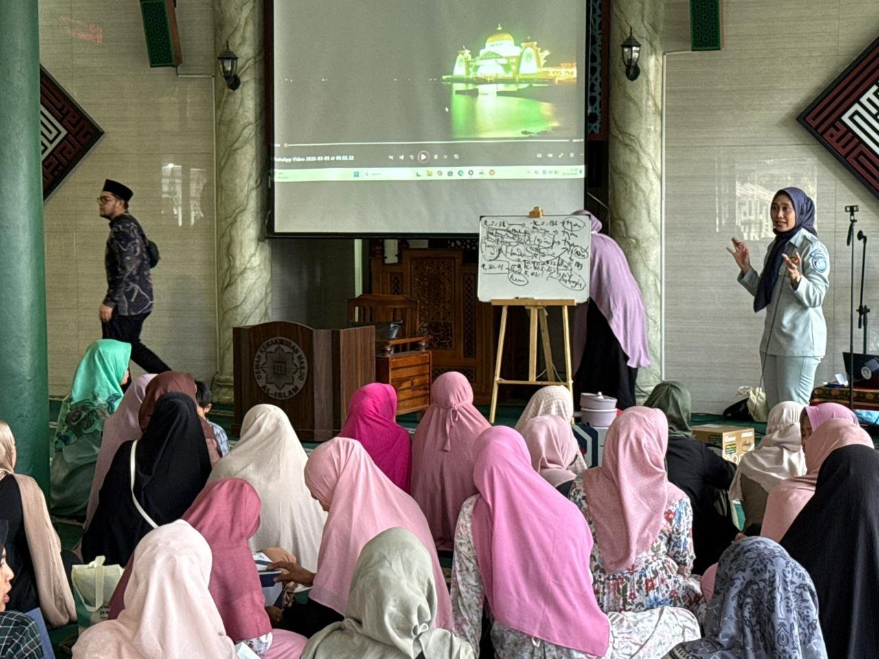 Jasa Raharja Jawa Barat  Kampanyekan Keselamatan Berkendara pada Tabligh Akbar Parenting di Madrasah Ibtidaiyah Yanuri Cijerah, Cimahi