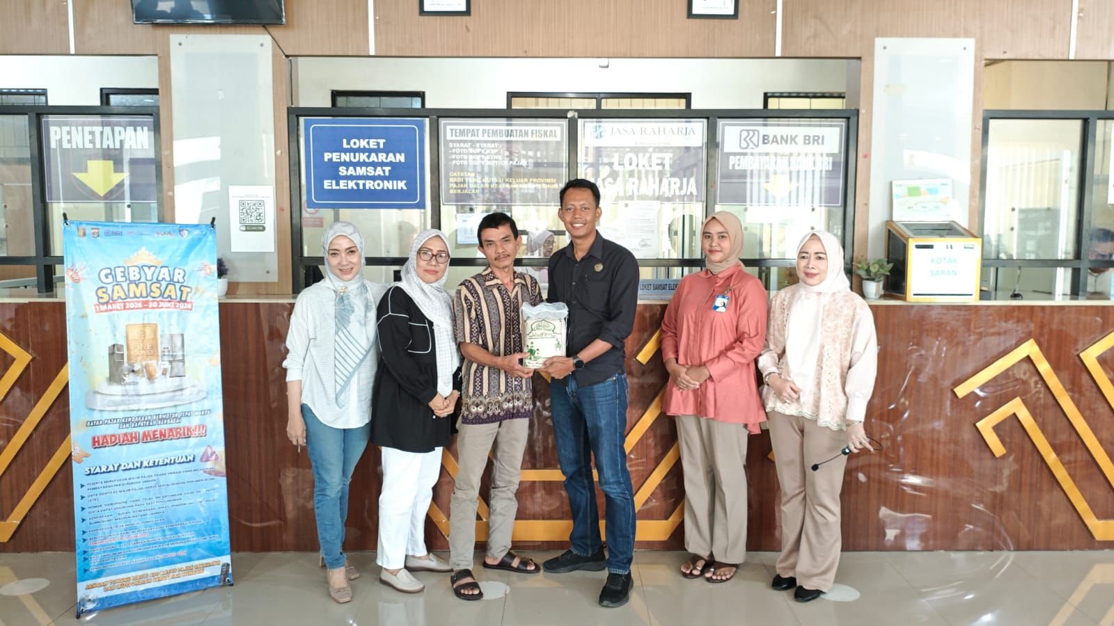 Apresiasi Wajib Pajak Taat, Jasa Raharja bersama Tim Samsat Pesawaran Bagikan Sembako dan Sosialisasikan Program Gebyar Samsat