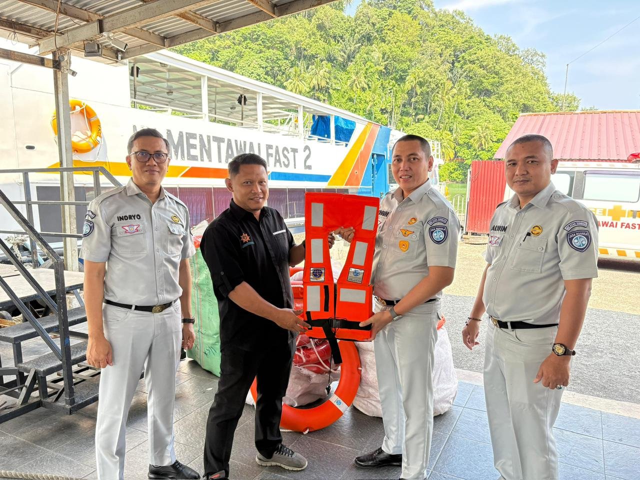 Jasa Raharja Sumatera Barat Serahkan Sarana Keselamatan Pelayaran kepada PT Mentawai Fast
