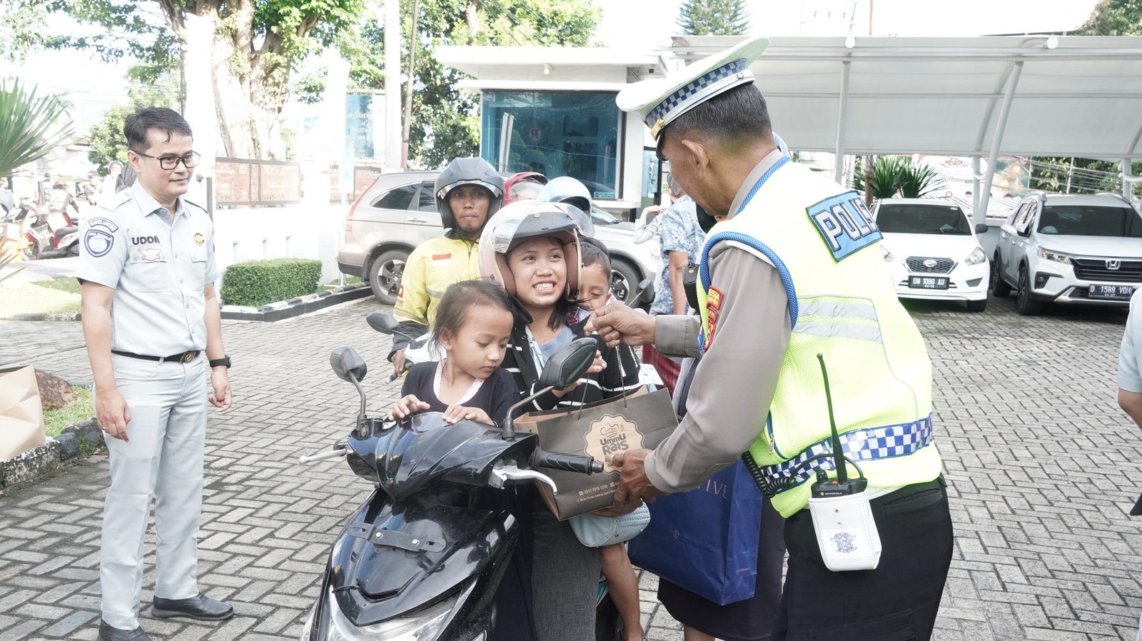 Berbagi Takjil Ramadan, Jasa Raharja Wilayah Lampung Edukasi Keselamatan Berkendara dan Sosialisasi Gebyar Samsat