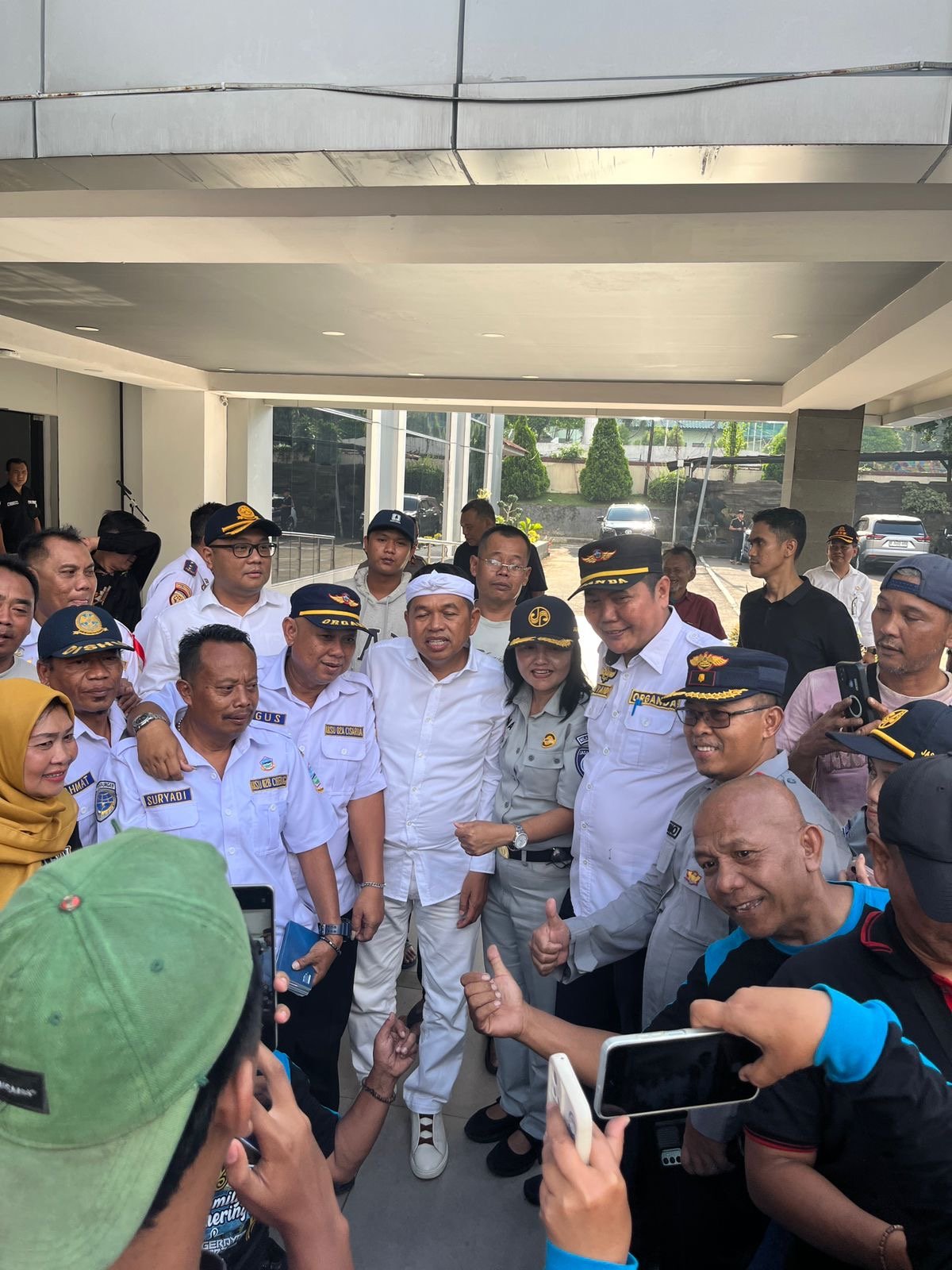 Jasa Raharja Bogor Turut Mendampingi Gubernur Jawa Barat Serahkan Kompensasi kepada Sopir Angkot