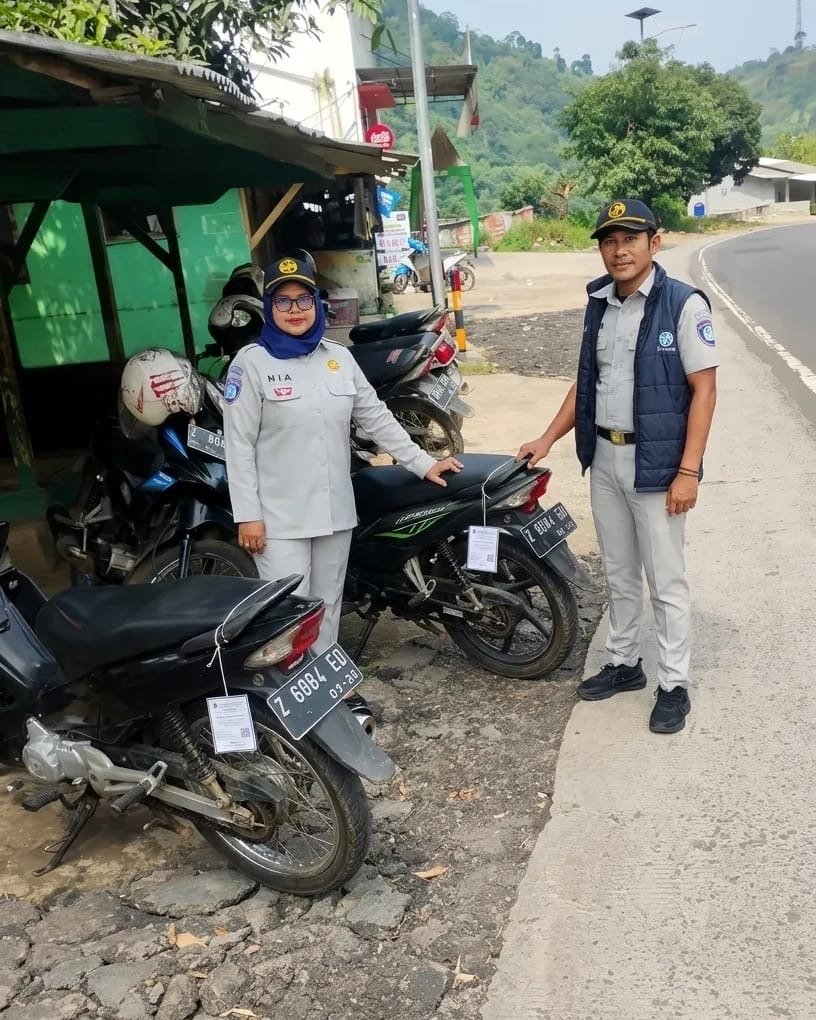 Pj Samsat Garut Bersama Petugas Samsat Outlet Pameungpeuk Laksanakan Penelusuran Mandiri Melalui Aplikasi Panah Pasopati di Tutugan Leles Kabupaten Garut