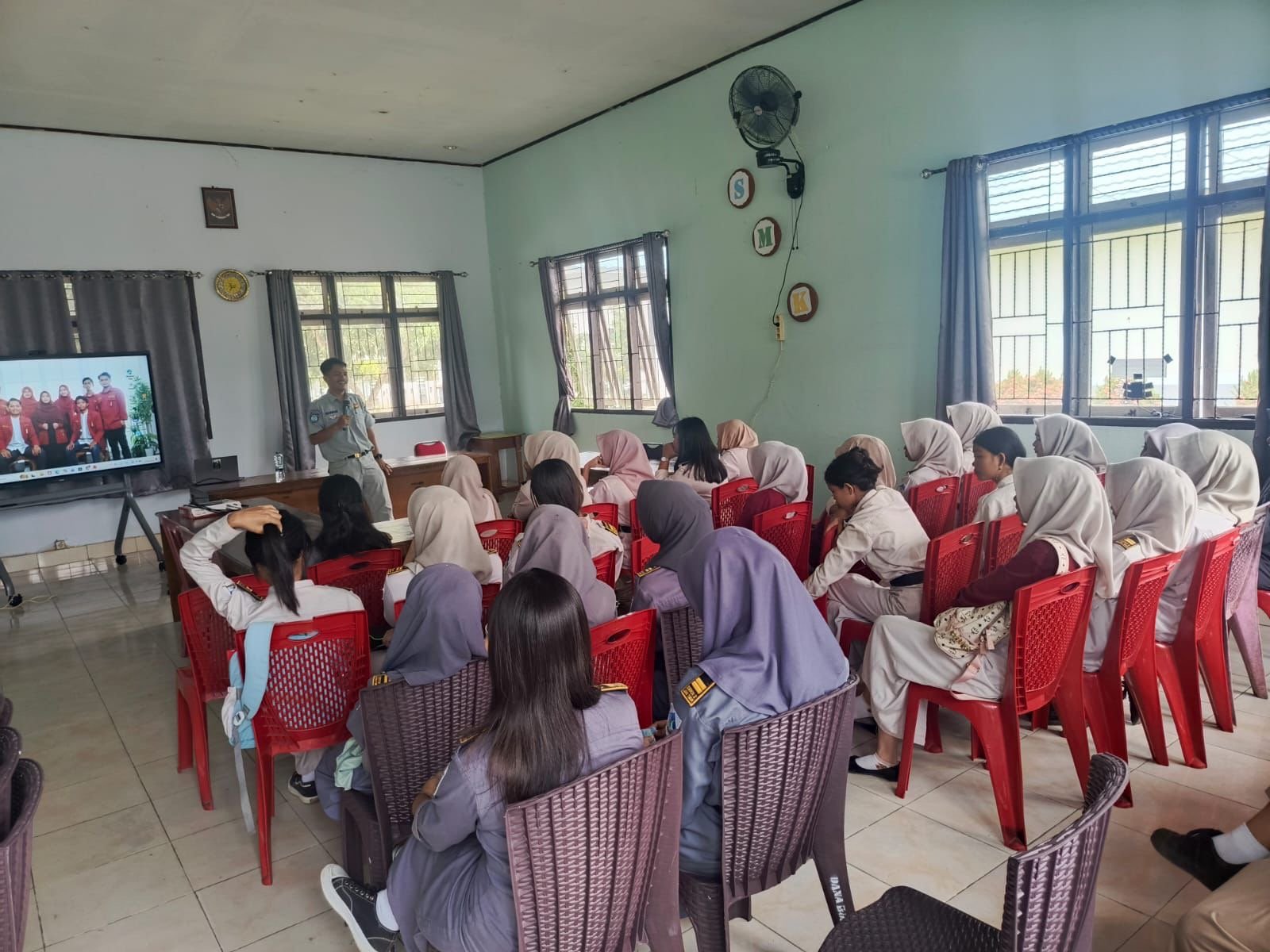 Tingkatkan Kesadaran Berkendara, Jasa Raharja Palopo Gelar PPKL Dan Sosialisasi Keselamatan Berlalu Lintas di SMKN 2 Tomoni