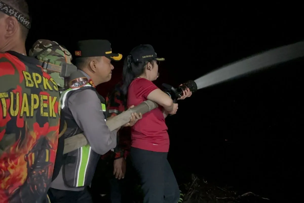 Karhutla Dekat Bandara Singkawang, Tim Gabungan Berjibaku Padamkan Api