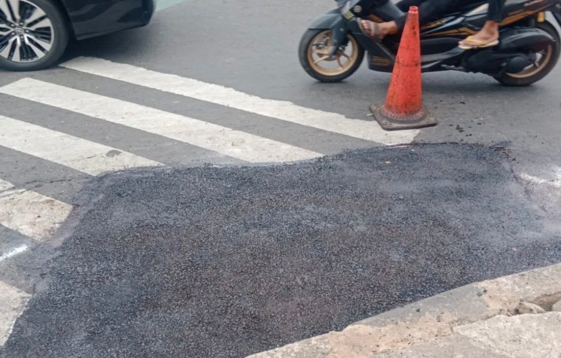 Jalan Dewi Sartika Amblas, Warga Keluhkan Bekas Galian yang Tak Sempurna