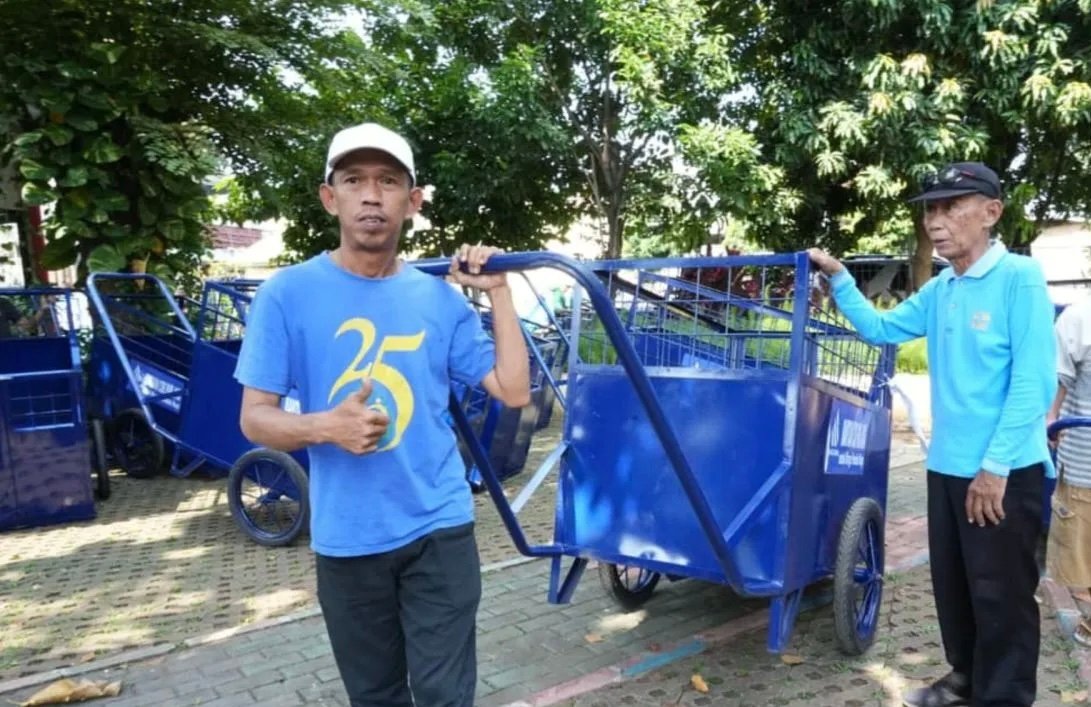 Pondok Kopi Optimalkan Bantuan 22 Gerobak Sampah & Sistem Bank Sampah RW