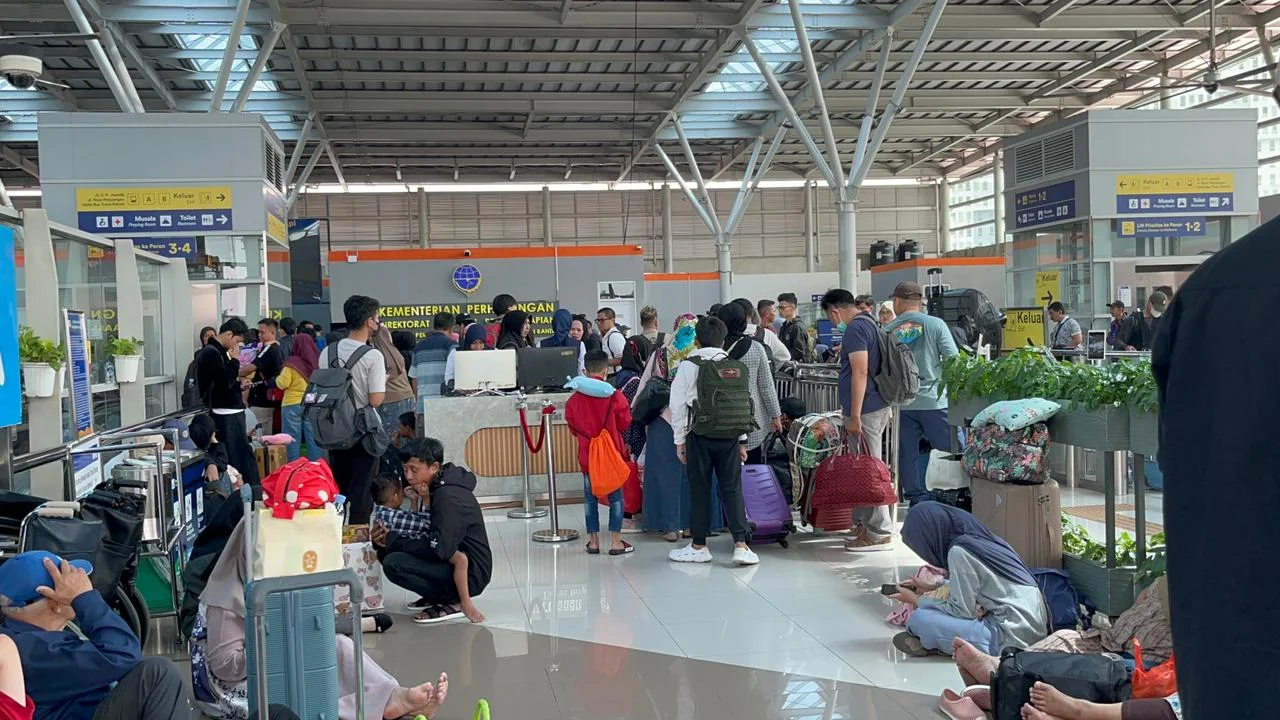 Perjalanan Kereta Terlambat Total, Ribuan Penumpang Memadati Stasiun Bekasi