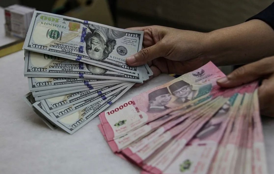 Waspada Sentimen Hawkish The Fed, Intip Proyeksi Kurs Rupiah Pekan Ini
