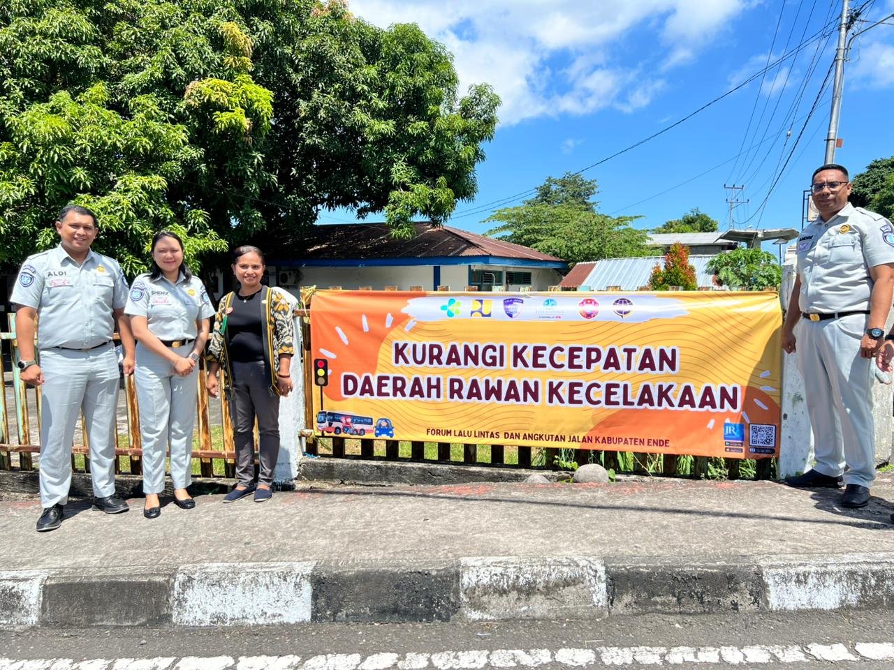 Forum Lalu Lintas Angkutan Jalan Ende Memasang Spanduk Himbauan Pada titik Rawan Kecelakaan di Kabupaten Ende