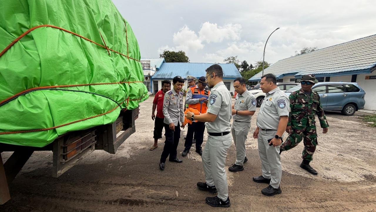 Tekan Angka Kecelakaan, Jasa Raharja dan Tim Gabungan Pasang Stiker Reflektor di Jembatan Timbang Maccopa