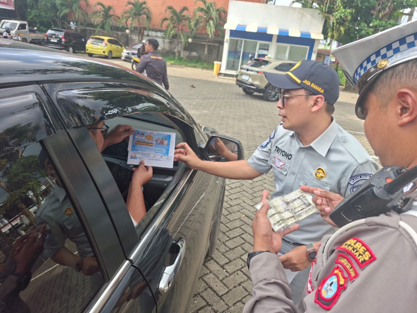 Tim Pembina Samsat Martapura Hadirkan Layanan Keliling, Sosialisasi Pajak dan Gebyar Emas Digencarkan Tim Pembina Samsat Martapura Hadirkan Layanan Keliling, Sosialisasi Pajak dan Gebyar Emas Digencarkan