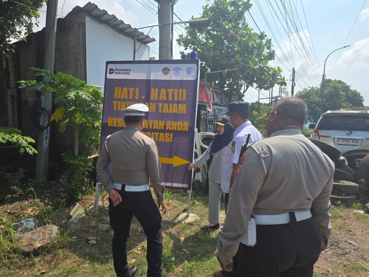 Jasa Raharja Indramayu Bersama Stakeholder Tinjau Pemasangan Spanduk Reflektor dan Lampu Rotator di Titik Rawan Kecelakaan