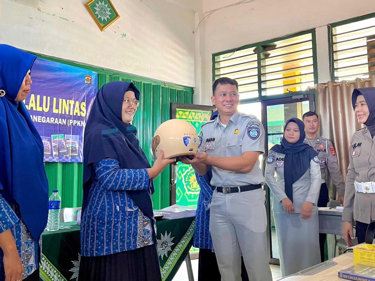 Sosialisasi PPKL di SMA Muhammadiyah 2 Bandar Lampung, Tingkatkan Kesadaran Keselamatan Pelajar dan Kepatuhan Pajak Kendaraan