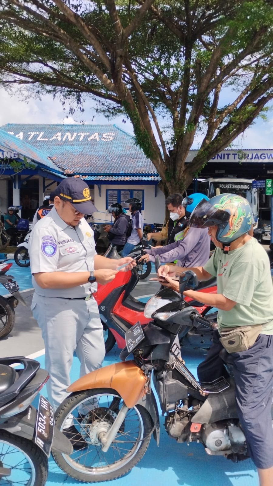 Tingkatkan Kepatuhan Pajak Kendaraan dan Tertib Berlalu Lintas, Tim Pembina Samsat Ungaran Gelar Operasi Gabungan di Satlantas Ungaran