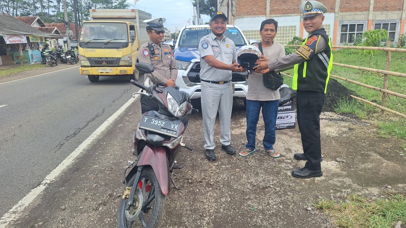 Jasa Raharja Purwakarta Bersama Polri Gelar Aksi Keselamatan Transportasi di Titik Rawan Laka Kecamatan Cibogo Subang