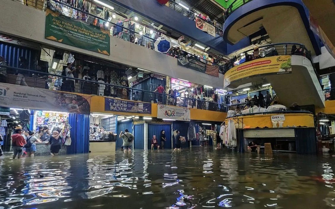 Banjir Jakbar dan Jaksel Meluas, 55 RT Terdampak dan Jalanan Tergenang